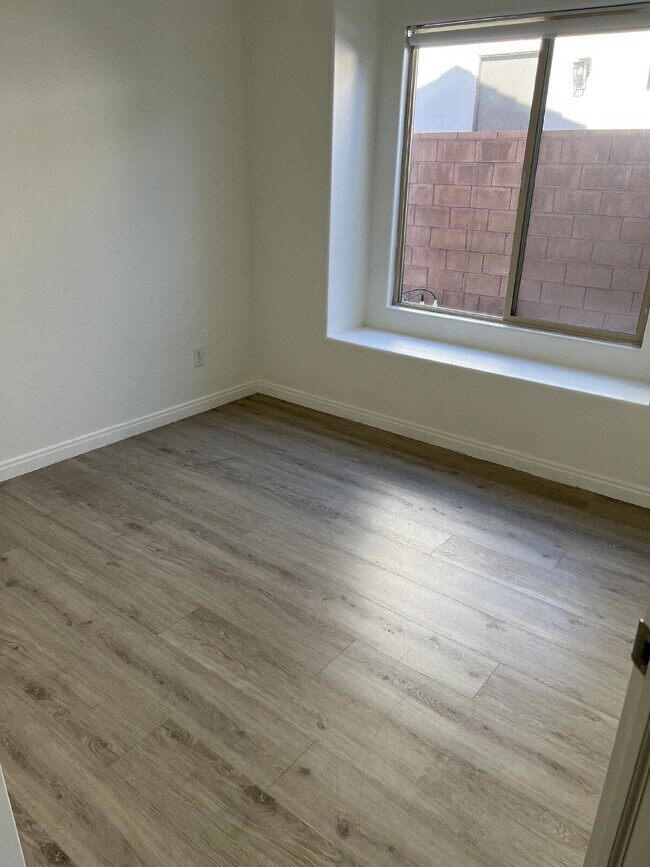 Building Photo - "Spacious 5-Bedroom Oasis with 3 Full Baths in Beautiful St. George – 2,998 Sq. Ft. of Comfort!"