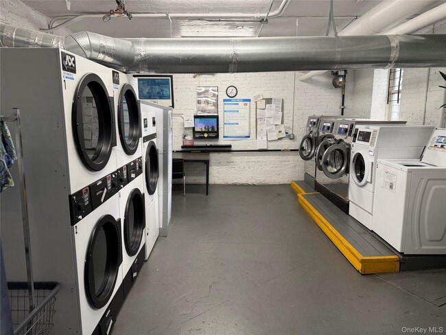 Building Photo - 474 W 238th St