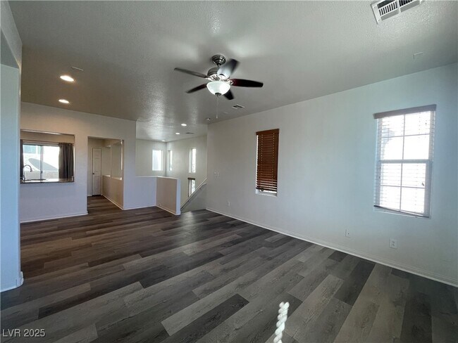 Building Photo - 10571 Mann St