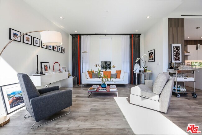 Building Photo - 912 N Crescent Heights Blvd