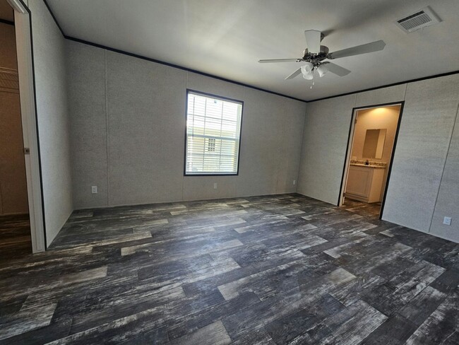 Building Photo - 6591 Hidden Oaks Dr