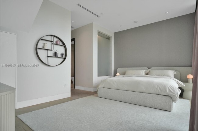 Building Photo - 5501 Pine Tree Dr