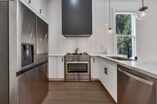 Building Photo - Fully Updated 2BR/2BA Victorian with Priva...