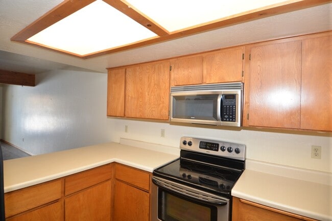 Building Photo - 3 Bedroom Townhome for Rent!