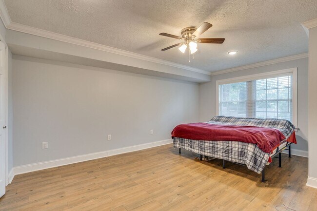 Building Photo - 4 Bedroom / 4 Bath Home for Rent! Kingspor...