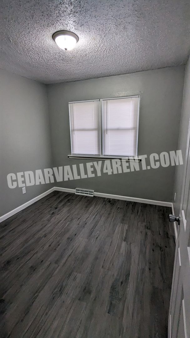 Building Photo - 3 bedroom, 1 bath home in Waterloo