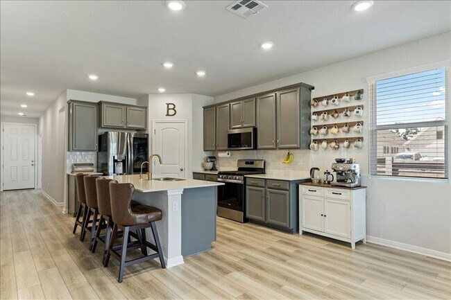 Building Photo - 1001 Dog Iron St