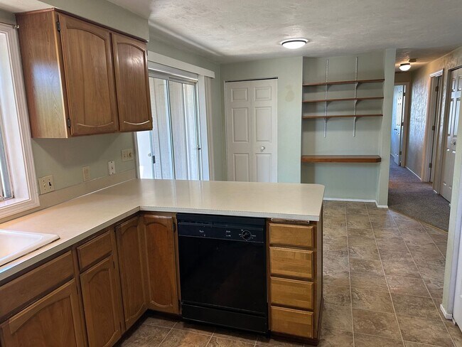 Building Photo - Large 2 bedroom 2 bathroom duplex with garage!