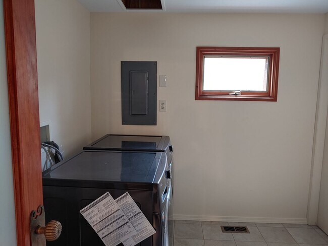 Building Photo - Fully Furnished Executive Sander's Beach Rental