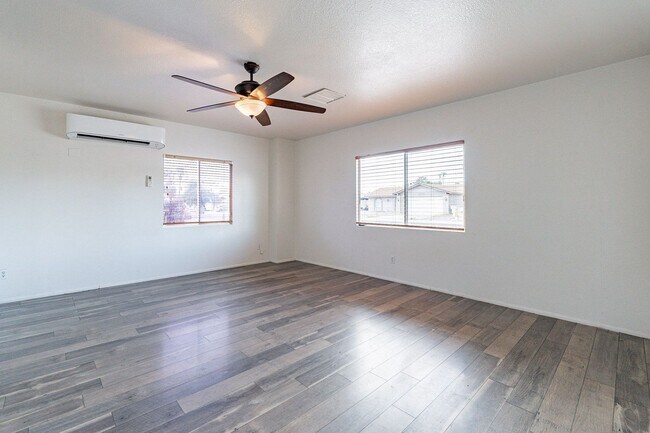 Building Photo - 4501 W Cinnabar Ave