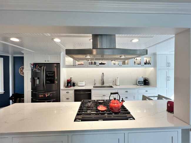 Building Photo - 4 Day St