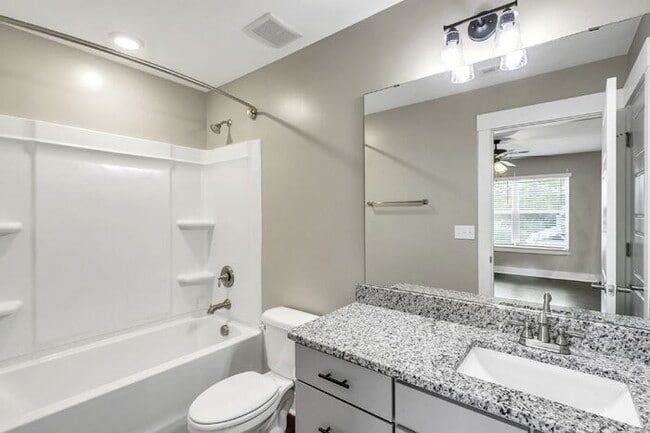 Building Photo - Modern 2-Bed, 2.5-Bath Townhouse Gem with Small Loft in Travelers Rest