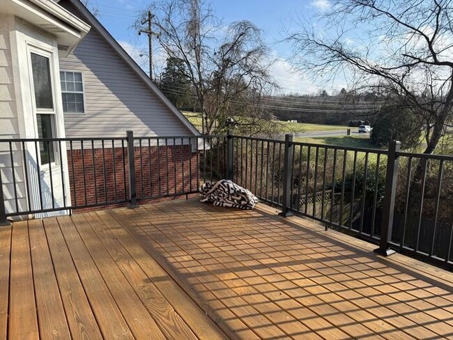 Building Photo - For Rent - Split Level Brick Home in South Nashville with Garage