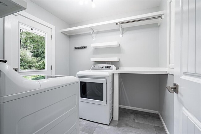 Building Photo - 2470 Landeau Cir