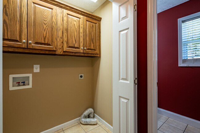 Building Photo - 3 Bedrooms, 2.5 Bathrooms - Home in Silver Creek!