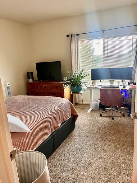 Building Photo - 2803 Kansas Dr