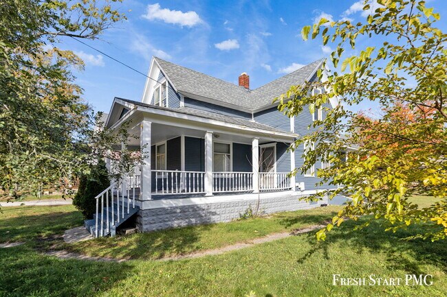 Building Photo - Spacious Upstairs Unit with 3 Flexible Rooms & Full Kitchen