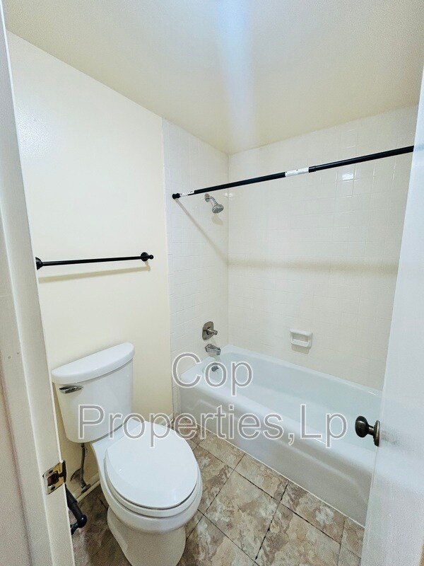 Building Photo - 3678 Hidden Dr