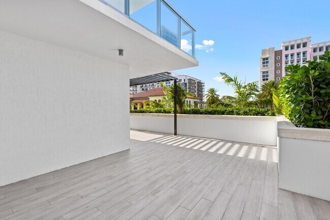 Building Photo - 475 E Royal Palm Rd