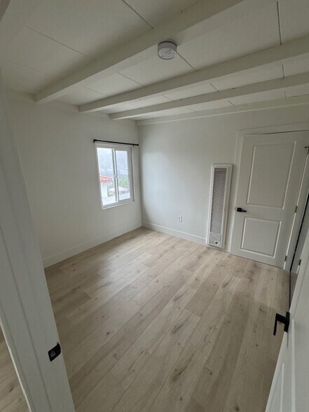 Building Photo - 320 7th St