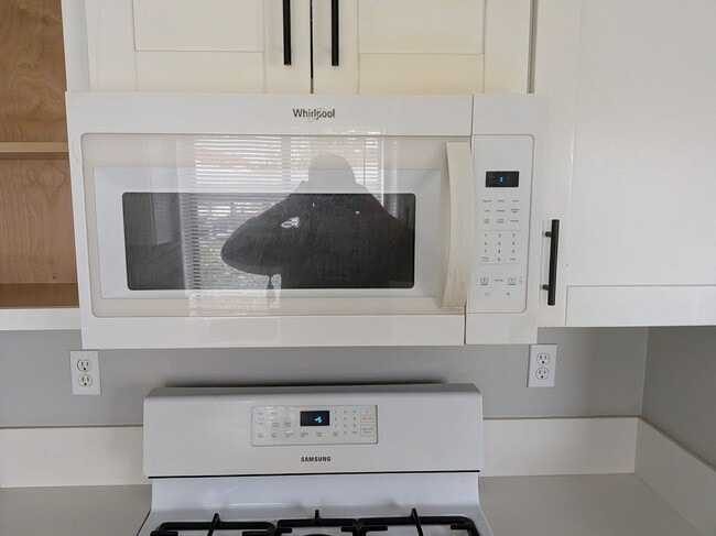 Building Photo - Mira Mesa Apartment New Salem