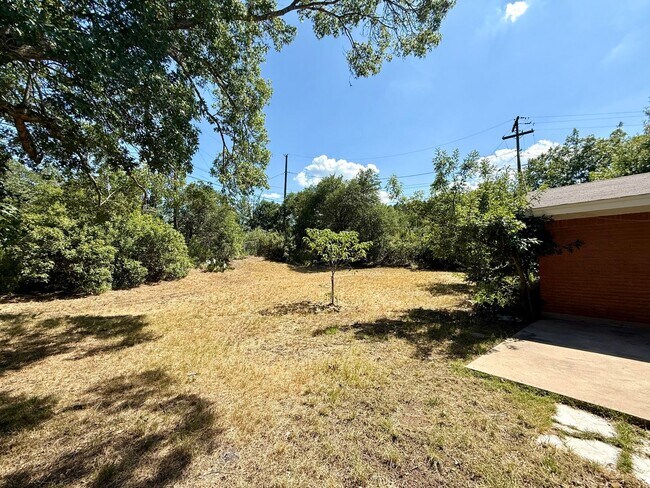 Building Photo - Walk to St. Edwards University!-2711 Littl...