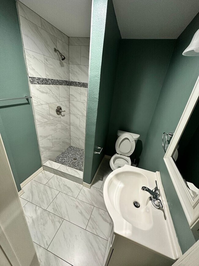 Building Photo - Make this Fairmount Showstopper Home!