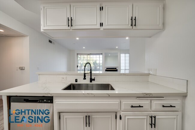 Building Photo - 15132 Magnolia Blvd