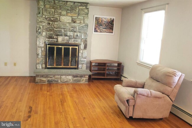 Building Photo - 163 Scroggy Rd