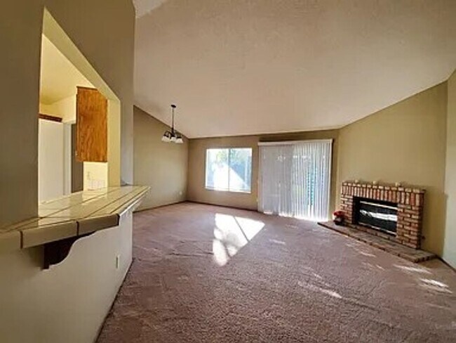 Building Photo - Rare 3 Bed / 2 Bath with Huge Backyard!