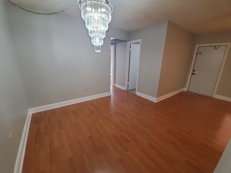 Building Photo - 2570 W 67th Pl