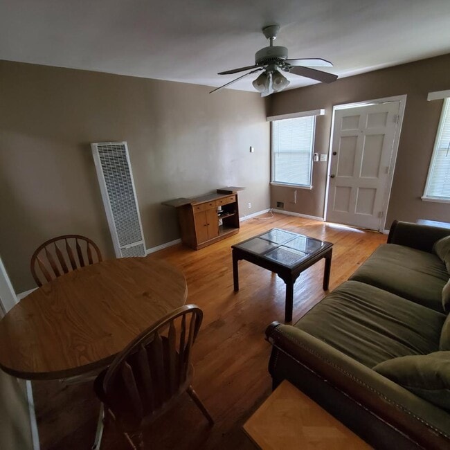 Building Photo - 731 W Maple Ave