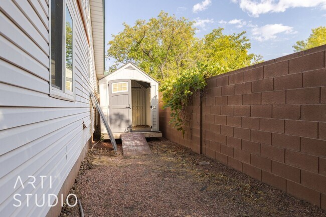 Building Photo - Spacious 4 Bedroom, 3 Bathroom Home for Rent