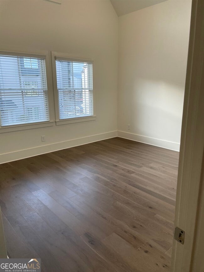 Building Photo - 460 Heatherden Ave