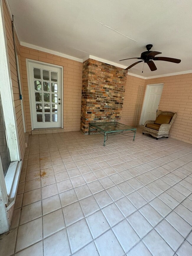 Building Photo - 2227 Country Club Rd