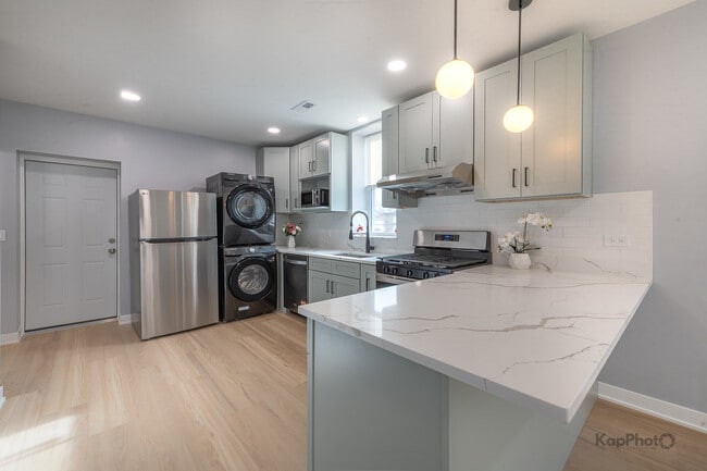 Building Photo - 2821 S Emerald Ave