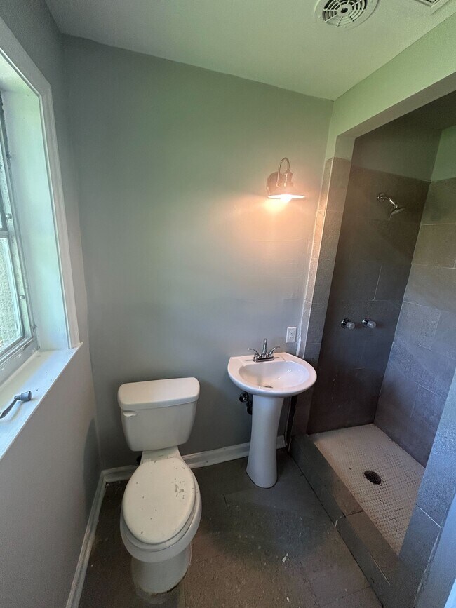 Building Photo - 2633 Ashlawn Dr