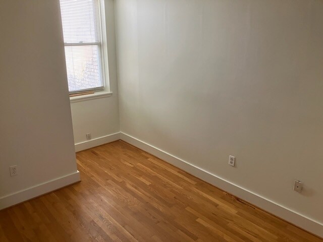 middle bedroom - 1326 Emerald St NE