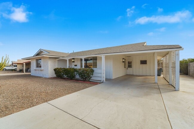 Building Photo - Comfortable 2-Bed Sun City Retreat with Vinyl Flooring & Fresh Paint