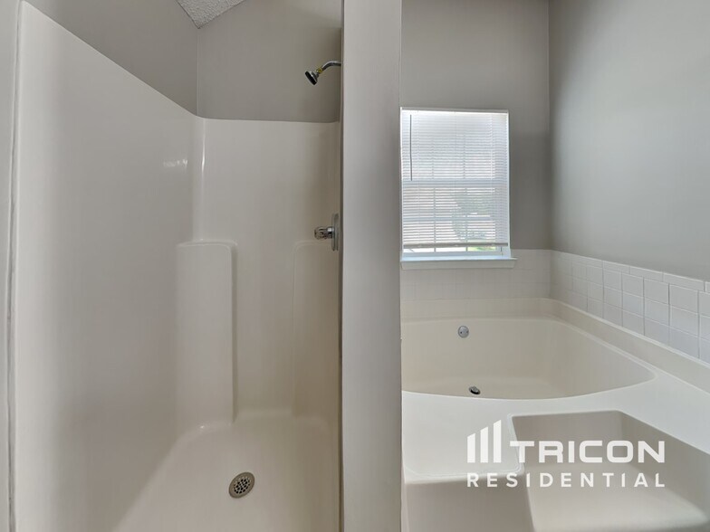 Building Photo - 5431 Sapphire Cir