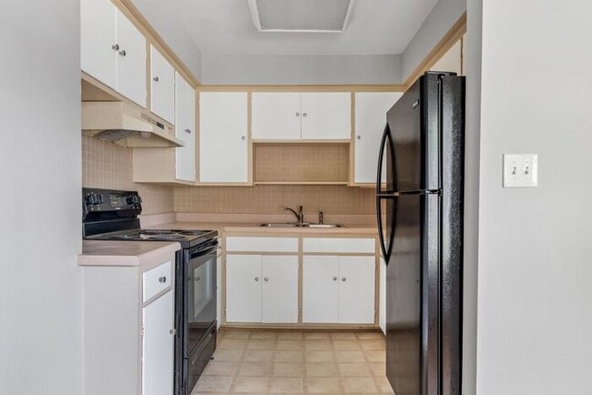 Building Photo - Adorable Duplex in the UNCG Area, Hardwood...