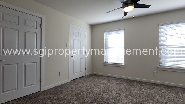 Building Photo - 931 Robineta Ln