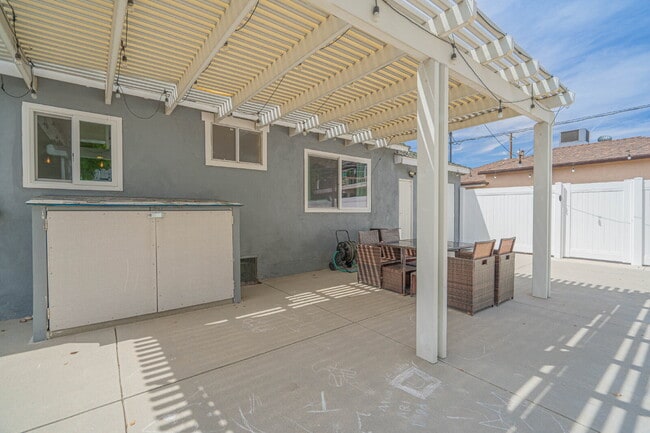 Building Photo - Beautifully Remodeled Home Move-In Ready!