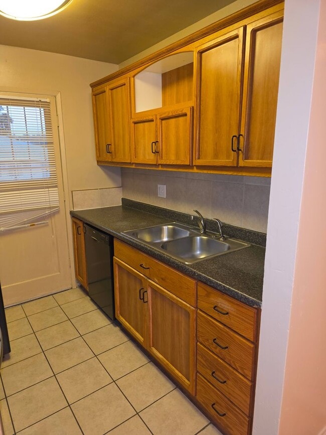 Building Photo - 3704 Sapphire Dr