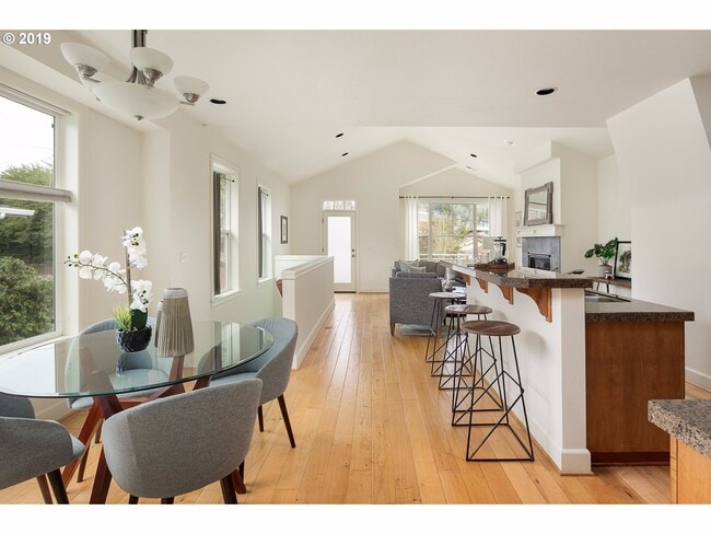 Building Photo - Amazing 3 bed / 2.5 bath Duplex with Bonus Room!