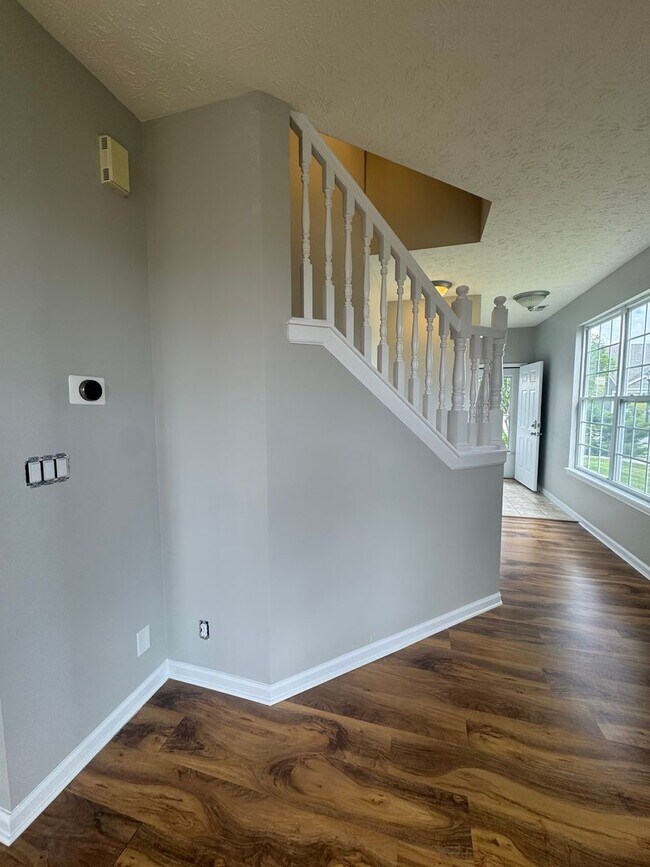 Building Photo - Three Bedroom Home with Fenced in Yard!
