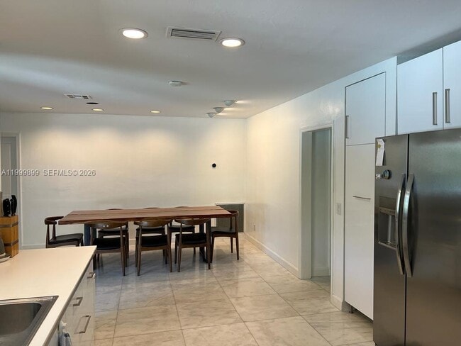 Building Photo - 14610 Tarpon Dr