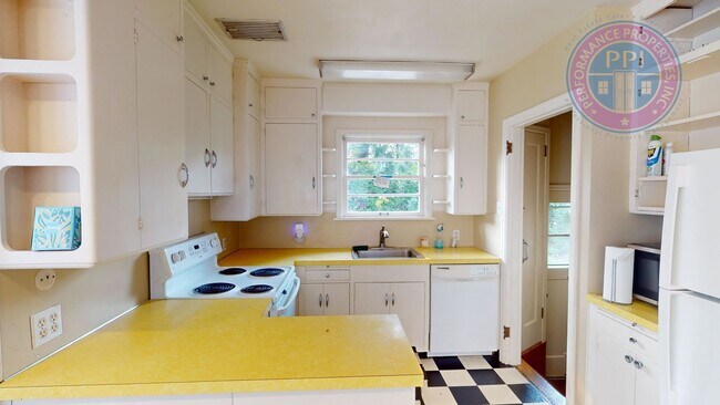 Building Photo - Gardener's Delight in Roseway Neighborhood! Charming NE Home Awaits" PET Friendly! NO SECURITY DE...
