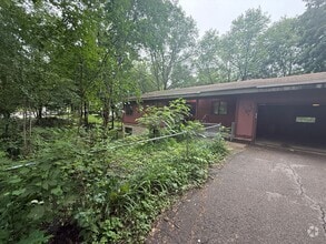 Building Photo - Three Bedroom - Two Bathroom Rambler in Bu...