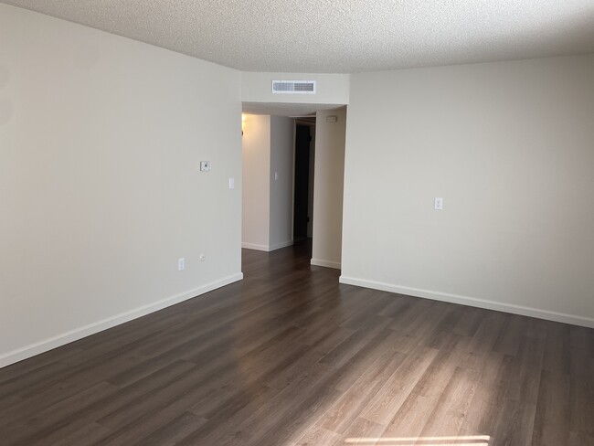 Building Photo - 1713 E Rumble Rd